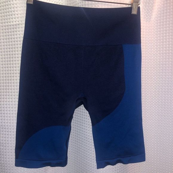 Like new Fabletics extended 3 piece outfit - Picture 15 of 16